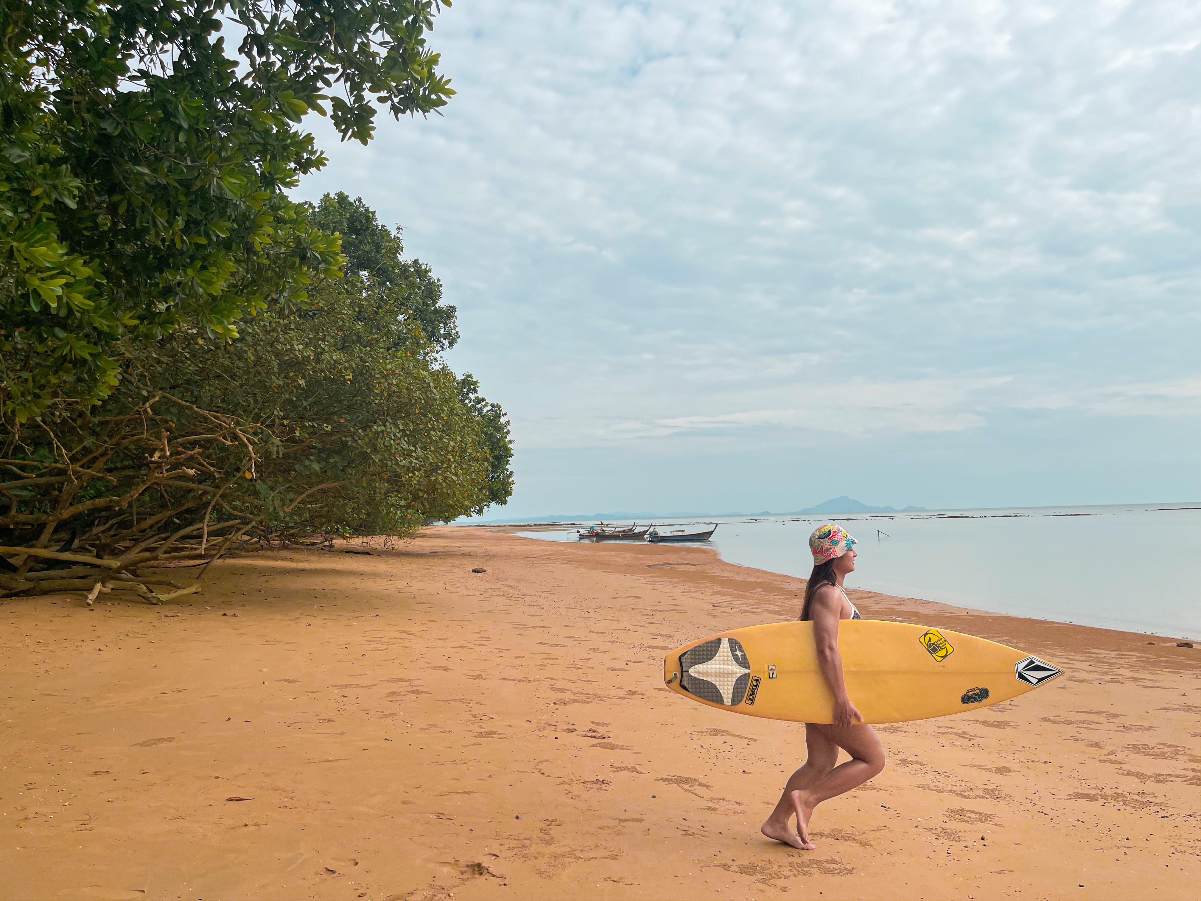 Anana Ecological Resort Krabi - Sha Extra Plus Ao Nang Exterior foto A surfer at the beach